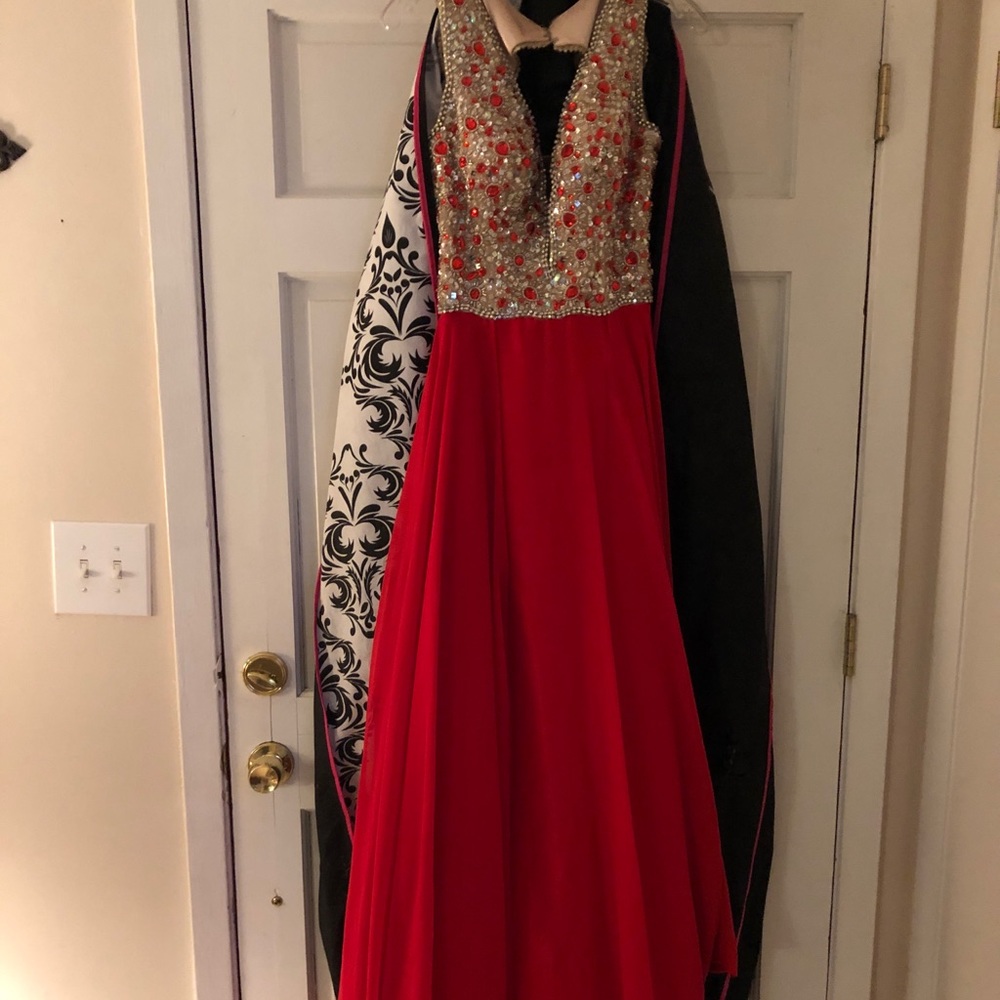 Beautiful prom dress !!!! True red color❤️